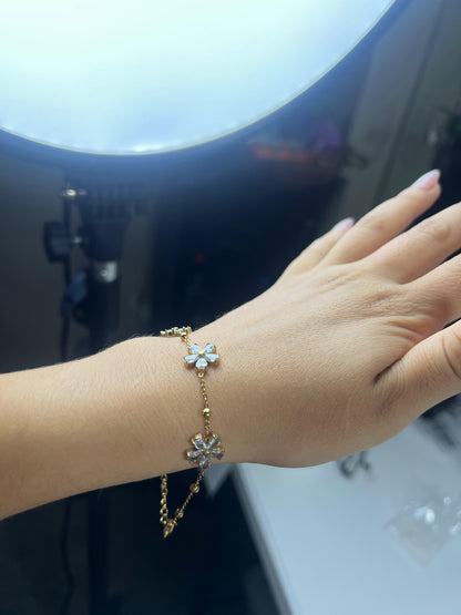 Fresh flowers bracelet
